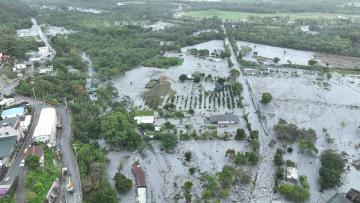 鳳凰颱風帶來的大雨，讓馬太鞍溪暴漲溢流，萬榮明利村低窪地區遭到大面積漫淹。