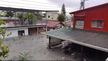 堰塞湖溢流後，大量泥水沖入花蓮縣光復鄉。 民眾提供