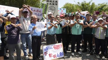 嶺南里里長陳慶銘與村民，高喊「守護嶺南、不要土石方」，並以雙手比叉的方式表達反對土資場到來。