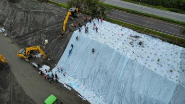 19日一早，環境部就加緊作業替花蓮光復淤泥山覆蓋帆布。