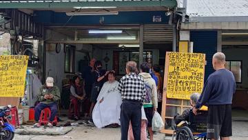 花蓮光復有民眾提供義剪服務，讓居民和志工可以有個清爽髮型。