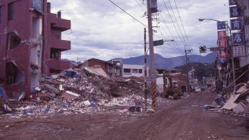 921地震後的南投中寮永安街(影片限於外電版權，無法上傳)