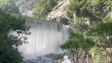 堰塞湖的溢流水 回流至立霧溪就如同小瀑布。  照片來源/國家公園署