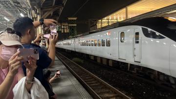 2026.10.16晚間，台南車站地面月台送走最後一班列車。