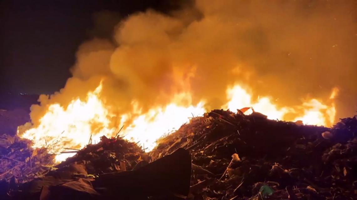 台南烏樹林堆置場火勢驚人