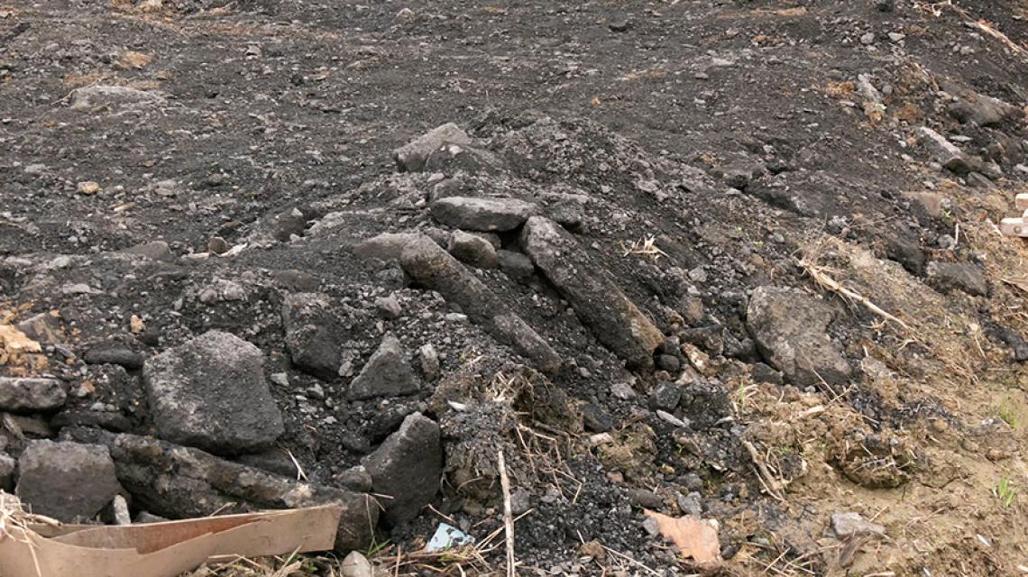 新北汐止一處2千多坪的農地，遭人回填大量瀝青渣。