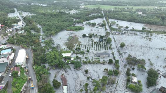 鳳凰颱風帶來的大雨，讓馬太鞍溪暴漲溢流，萬榮明利村低窪地區遭到大面積漫淹。