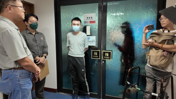 國土署都委會審議時大門緊閉，將旁聽民眾與媒體記者阻擋在外
