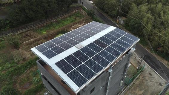 在屋頂裝設太陽光電除了發電也能隔熱降溫。