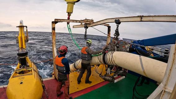 研究人員在「勵進」海洋研究船準備施放空氣鎗作業