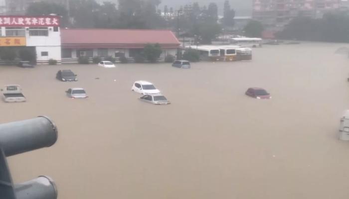 南投市一處停車場，停放的車輛經過連夜大雨幾乎全泡在水裡。