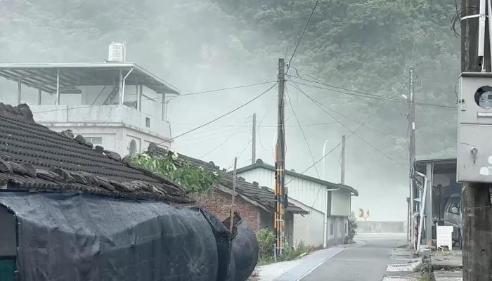 台東因大量沙塵飛揚，村子灰濛一片