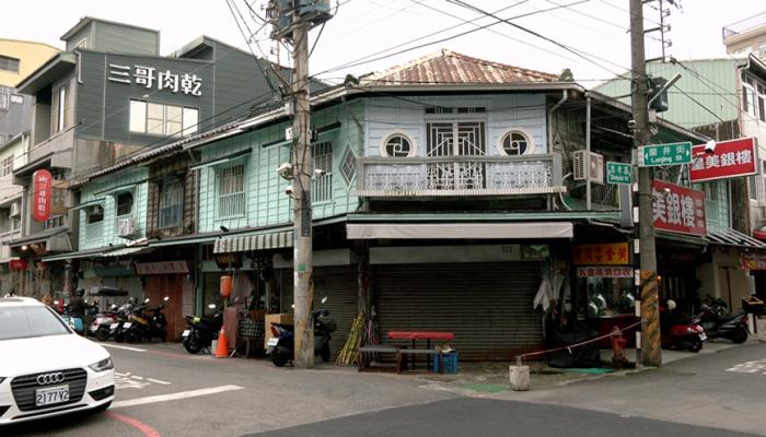 嘉義市蘭井街一排七連棟木屋曾經作為旅館使用，後來分別出售，形成獨立店面。