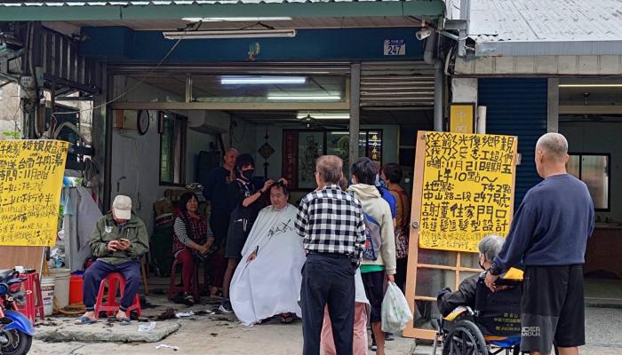 花蓮光復有民眾提供義剪服務，讓居民和志工可以有個清爽髮型。