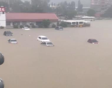 南投市一處停車場，停放的車輛經過連夜大雨幾乎全泡在水裡。