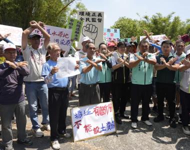 嶺南里里長陳慶銘與村民，高喊「守護嶺南、不要土石方」，並以雙手比叉的方式表達反對土資場到來。