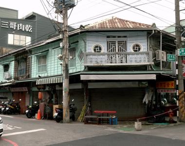 嘉義市蘭井街一排七連棟木屋曾經作為旅館使用，後來分別出售，形成獨立店面。