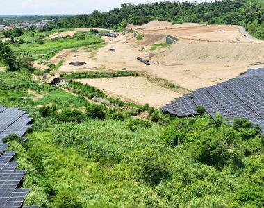 高雄大樹區和山光電場，業者在開發過程剷除大量樹木，造成山坡地黃土裸露。