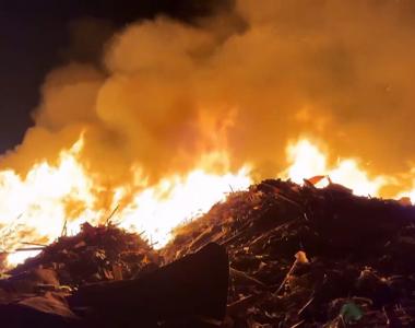 台南烏樹林堆置場火勢驚人 台南烏樹林堆置場火勢驚人