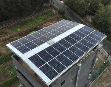在屋頂裝設太陽光電除了發電也能隔熱降溫。 在屋頂裝設太陽光電除了發電也能隔熱降溫。