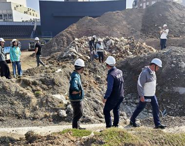 新竹市議員至新竹市立棒球場考察覆土工程