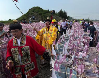 農曆六月初八，雲林口湖蚶寮萬善祠牽水(車藏)儀式。