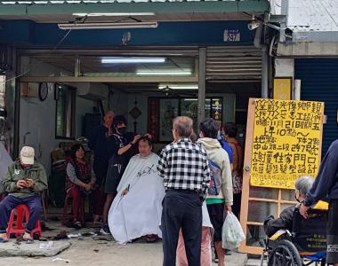 花蓮光復有民眾提供義剪服務，讓居民和志工可以有個清爽髮型。