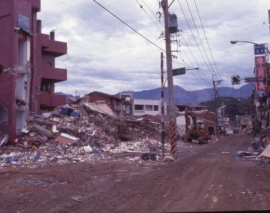 921地震後的南投中寮永安街(影片限於外電版權，無法上傳)