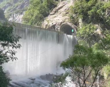 堰塞湖的溢流水 回流至立霧溪就如同小瀑布。  照片來源/國家公園署