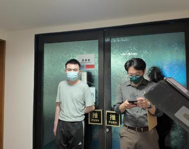 今年7月21日,公共電視《我們的島》節目專題記者前往內政部都市計畫委員會,採訪「變更高雄新市鎮特定區。主要計畫(第三期發展區開發)案」審議會議,卻遭禁止進入會議室拍攝及旁聽。 今年7月21日,公共電視《我們的島》節目專題記者前往內政部都市計畫委員會,採訪「變更高雄新市鎮特定區。主要計畫(第三期發展區開發)案」審議會議,卻遭禁止進入會議室拍攝及旁聽。