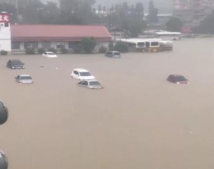 南投市一處停車場，停放的車輛經過連夜大雨幾乎全泡在水裡。