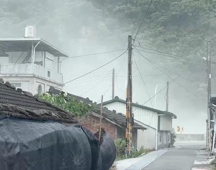 台東因大量沙塵飛揚，村子灰濛一片