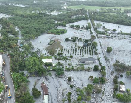 鳳凰颱風帶來的大雨,讓馬太鞍溪暴漲溢流,萬榮明利村低窪地區遭到大面積漫淹。 鳳凰颱風帶來的大雨,讓馬太鞍溪暴漲溢流,萬榮明利村低窪地區遭到大面積漫淹。