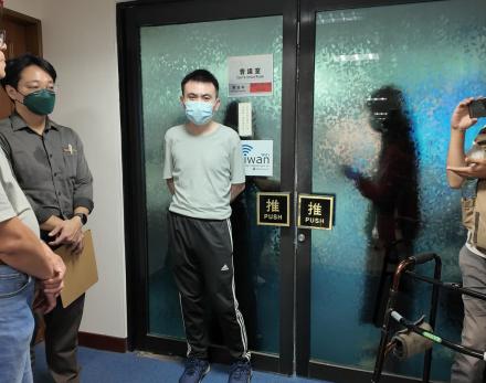 國土署都委會審議時大門緊閉,將旁聽民眾與媒體記者阻擋在外 國土署都委會審議時大門緊閉,將旁聽民眾與媒體記者阻擋在外