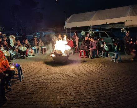 花蓮縣光復鄉保安寺舉辦「0923馬太鞍溪堰塞湖溢流災後百日紀念」跨年活動。攝影/張岱屏