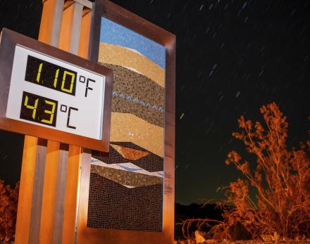 美國加州死亡谷國家公園7月7日晚間十點仍有43度高溫出現。照片來源/美聯社